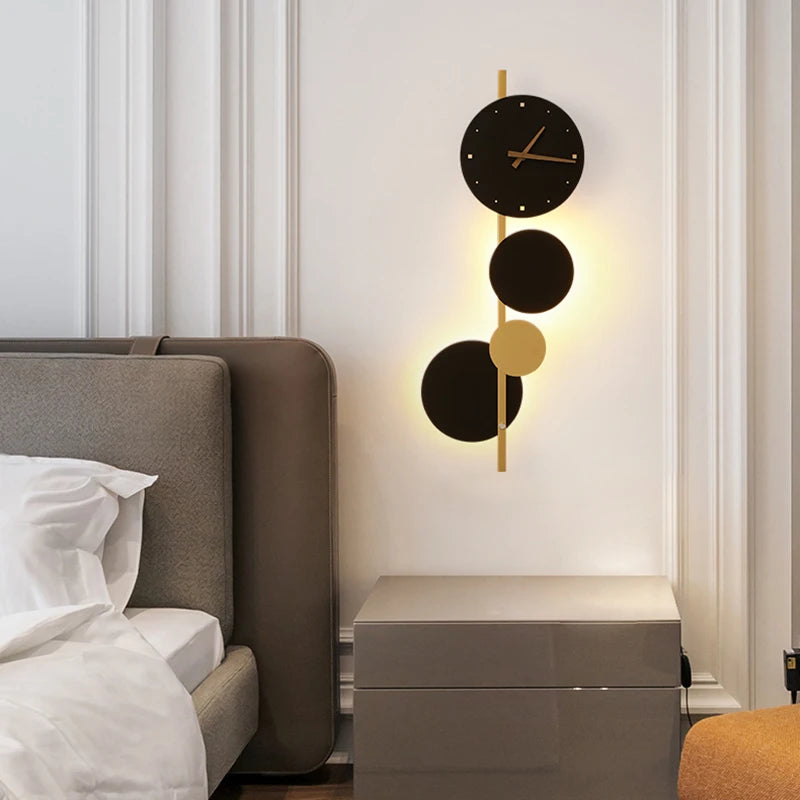 Conversation-starting Acrylic Clock Wall Light, for living and dining rooms, for living room, black-and-gold acrylic clock face