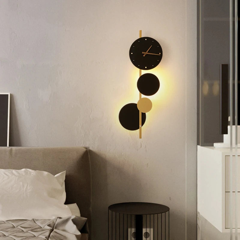 Conversation-starting Acrylic Clock Wall Light, for living and dining rooms, for living room, black-and-gold acrylic clock face