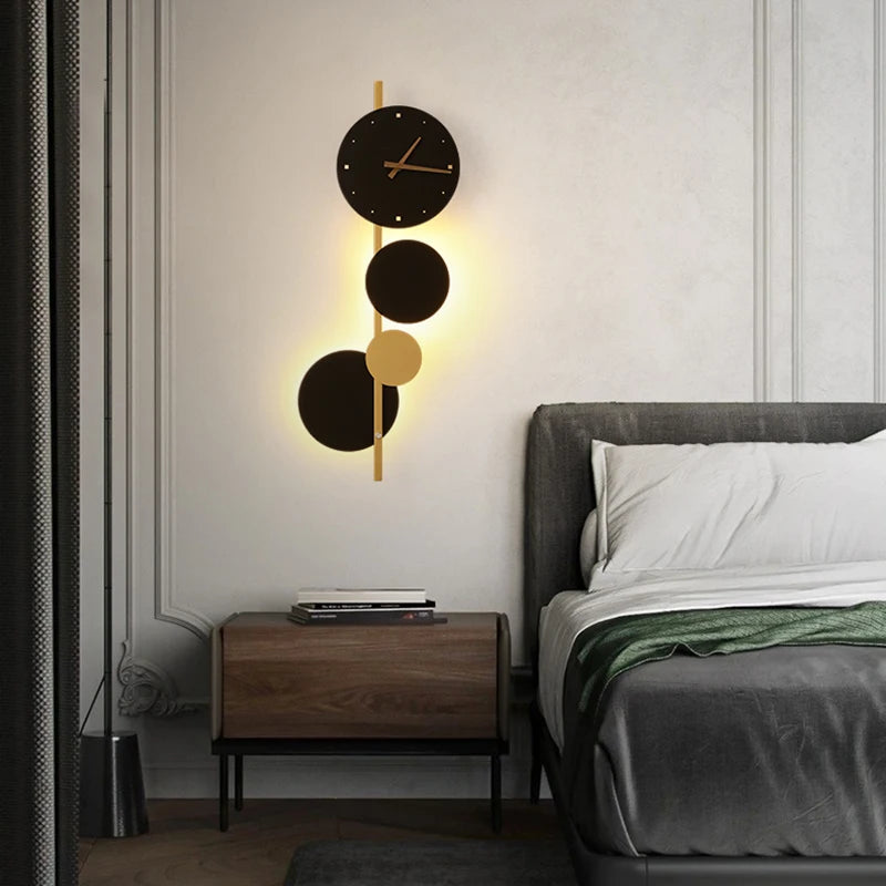 Conversation-starting Acrylic Clock Wall Light, for living and dining rooms, for living room, black-and-gold acrylic clock face