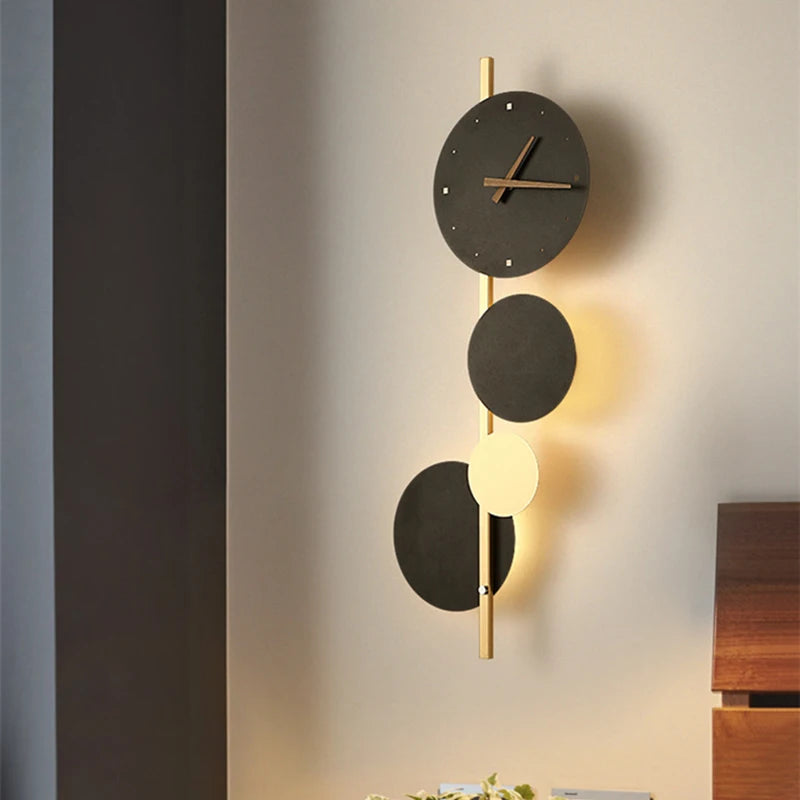 Conversation-starting Acrylic Clock Wall Light, for living and dining rooms, for living room, black-and-gold acrylic clock face